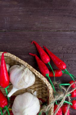 Ahşap bir arka plan üzerinde biber ve sarımsak