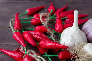 Ahşap bir arka plan üzerinde biber ve sarımsak