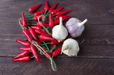Ahşap bir arka plan üzerinde biber ve sarımsak