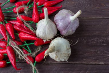 Ahşap bir arka plan üzerinde biber ve sarımsak