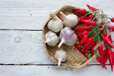 hafif ahşap arka plan üzerinde sarımsak