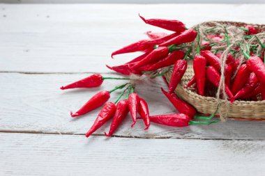 Hafif ahşap bir masada kırmızı biber