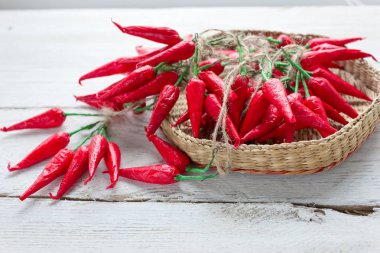 Hafif ahşap bir masada kırmızı biber