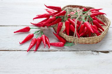 Hafif ahşap bir masada kırmızı biber