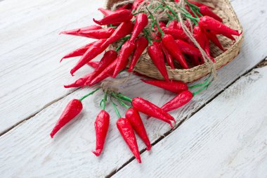 Hafif ahşap bir masada kırmızı biber