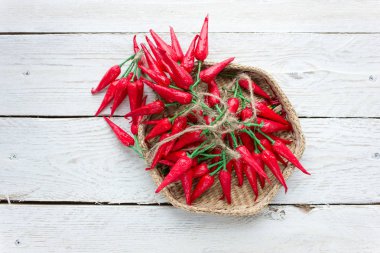 Hafif ahşap bir masada kırmızı biber