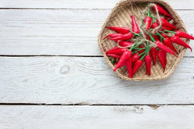 Hafif ahşap bir masada kırmızı biber