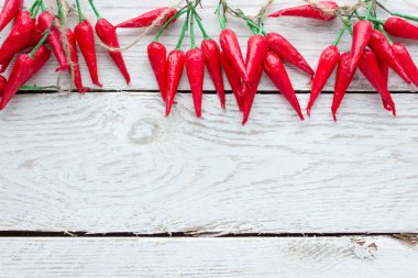 Hafif ahşap bir masada kırmızı biber