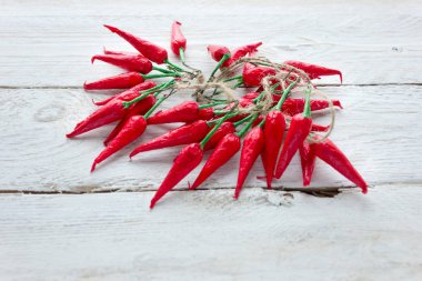 Hafif ahşap bir masada kırmızı biber