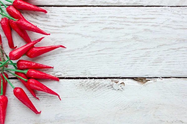 Hafif ahşap bir masada kırmızı biber