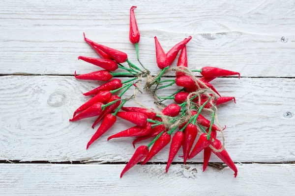 Hafif ahşap bir masada kırmızı biber