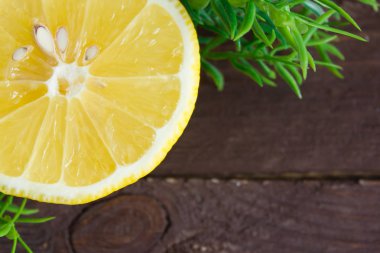 Limon koyu ahşap arka plan ve yeşil yaprakları ile sprigs