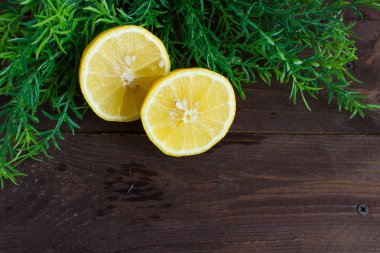 Limon koyu ahşap arka plan ve yeşil yaprakları ile sprigs