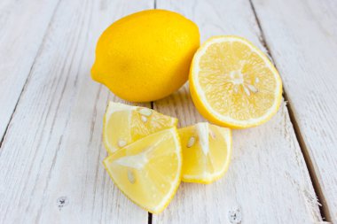 Beyaz ahşap arka plan üzerine limon