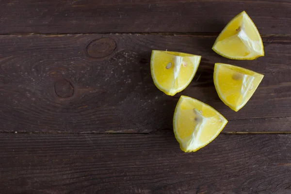 Koyu Ahşap Arka Plan Üzerinde Limon Dilimleri — Stok fotoğraf