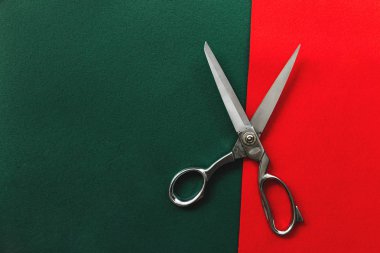 Kırmızı ve yeşil arka plan üzerine makas.