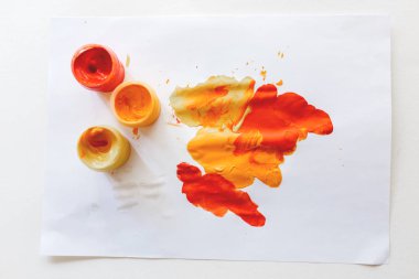 Beyaz zemin üzerine guaj boyalar.