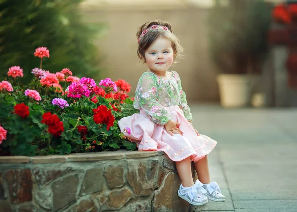 Malá krásná dívka v růžových šatech. — Stock fotografie