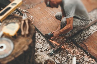 Adam sokakta demir keser.