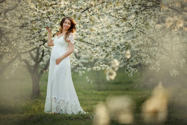 Vackra gravid kvinna utomhus — Stockfoto