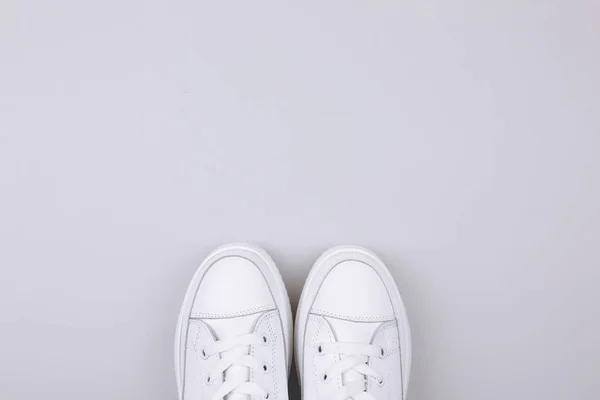 Λευκά sneakers σε γκρι φόντο. — Φωτογραφία Αρχείου