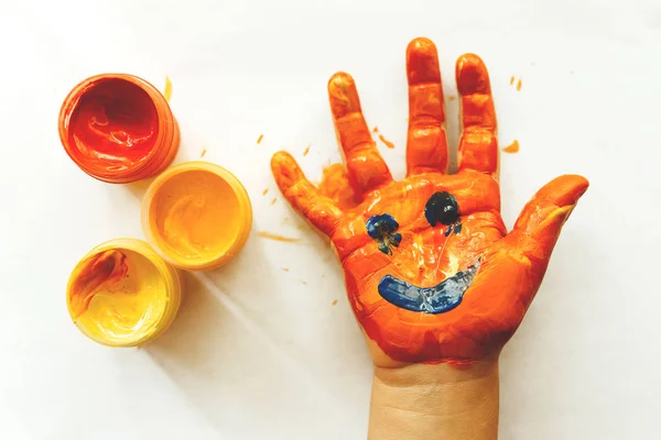 Gouache dibujo en una mano de los niños — Foto de Stock