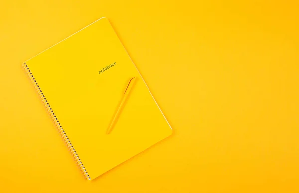 2020 PLAN. White notebook on a yellow background, yellow pen, goals for the year. — Stock Photo, Image