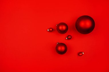 Kırmızı arka planda Noel süsleri. Yeni Yıl konsepti.