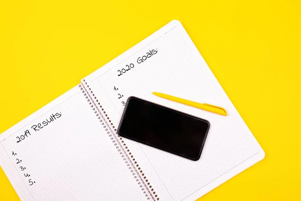 2020 PLAN. White notebook on a yellow background, yellow pen, goals for the year. — Stock Photo, Image
