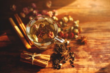 Ahşap bir masa üzerinde gevşek yaprak çay Fincan, üst görünümü