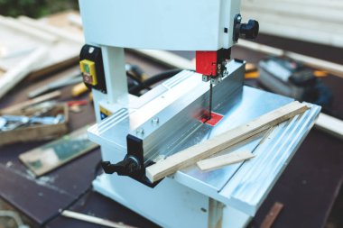 Marangoz inşaat için açık havada ahşap kirişler kesmek için doğrusal bir testere kullanır.