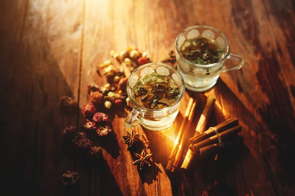 Ahşap bir masa üzerinde gevşek yaprak çay iki bardak, üst görünümü