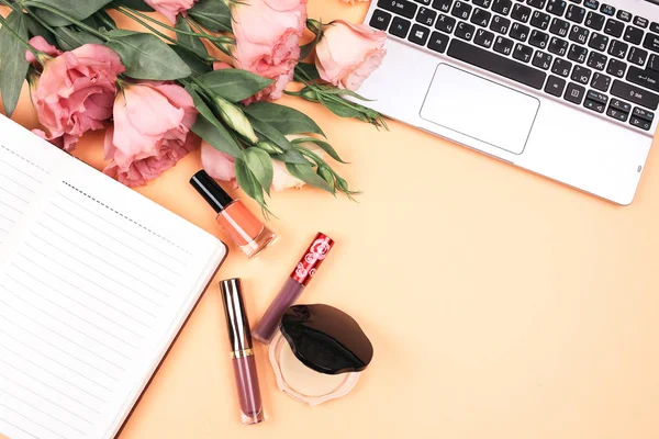 Office table desk. laptop, computer, social media. Bouquet of eustoma, notebook, lipstick, powder, white background. — Stock Photo, Image