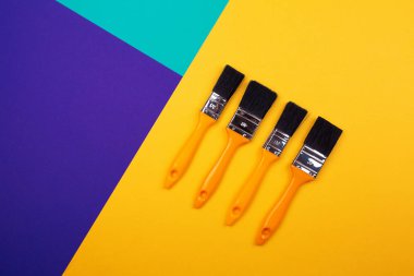 Mavi sarı mor arka plan üzerinde sarı saplı fırça. Ana trend kavramı. Trend renkler. Üç.