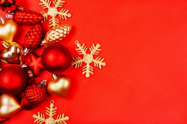 Noel arka plan topları yıldız ve kırmızı arka plan üzerinde ışıltılar.
