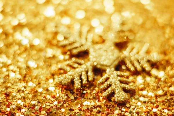 Złote tło świąteczne z błyszczy gwiazd. Niewyraźne — Zdjęcie stockowe