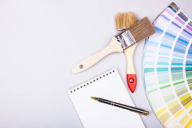 Bachground Üzerinde İki Fırçalar defter kalem ve renk grafiği.
