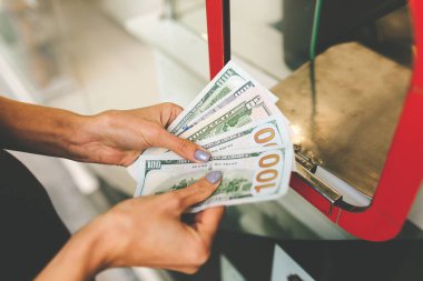 Kız para karşılığında dolar değiştiriyor. döviz kuru.