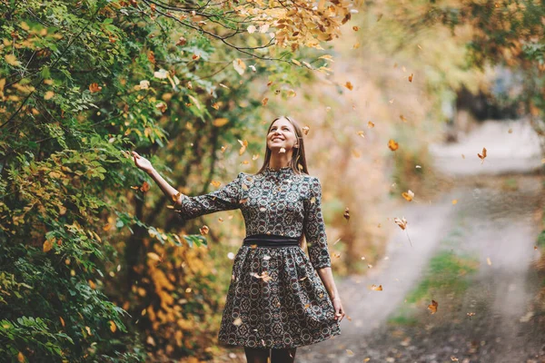 Krásná mladá dívka v podzimním lese — Stock fotografie