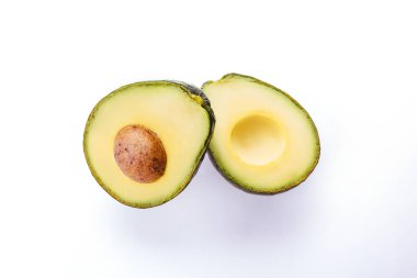 Avokado beyaz taze ve yeşil üzerine izole