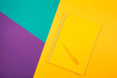 Şık parlak arka plan, mor, turkuaz, sarı, kalem üzerinde Notebook. üst görünüm, 2020 planları