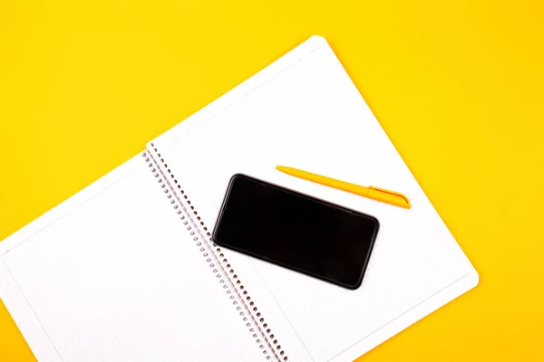 2020 PLAN. White notebook on a yellow background, yellow pen, goals for the year. — Stock Photo, Image