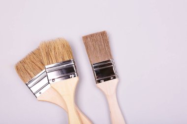 Kırpma Yolu ile Beyaz Üzerine Yalıtılmış Üç Farklı Boyutlu Boya Fırçası