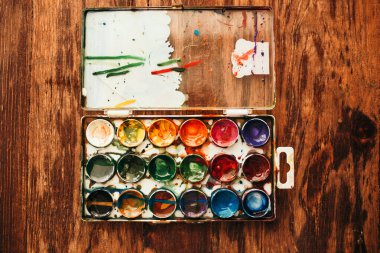 bir suluboya boya kutusunun plan görünümü.