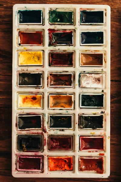 Vista del plano de una caja de pintura acuarela . — Foto de Stock