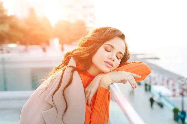 Primer plano de buen aspecto turista femenina disfruta de tiempo libre al aire libre cerca del océano o el mar . — Foto de Stock