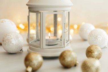 Noel Sahnesi. Tatil tebrik kartı tasarımı. Mum Arkaplanı. Yeni Yıl 2021 beyaz arkaplan kavramı.