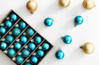 Yeni yıl 2021 mavi balonlar. Parlak noel baloları seti. Tatil kavramları. Düz yatış, üst görünüm.