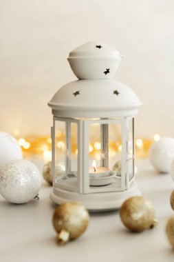 Noel Sahnesi. Tatil tebrik kartı tasarımı. Mum Arkaplanı. Yeni Yıl 2021 beyaz arkaplan kavramı.