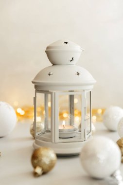 Noel Sahnesi. Tatil tebrik kartı tasarımı. Mum Arkaplanı. Yeni Yıl 2021 beyaz arkaplan kavramı